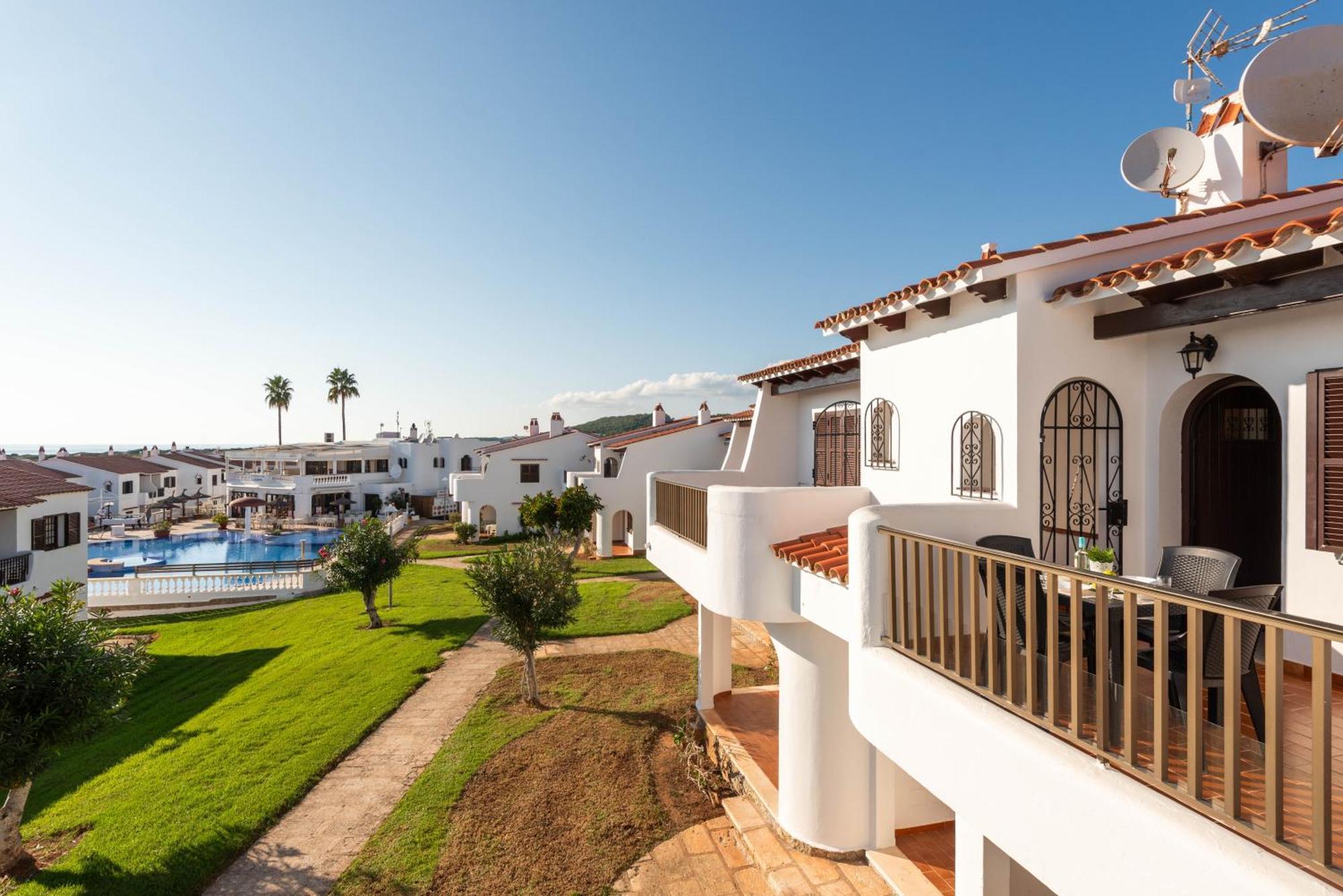 Apartamentos En Son Bou Exterior photo