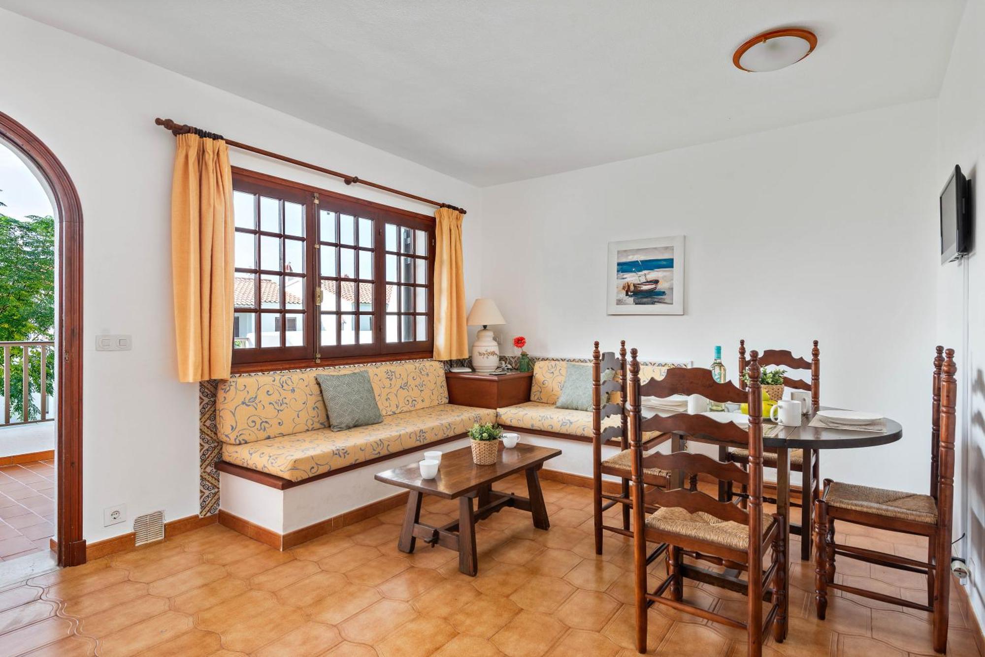 Apartamentos En Son Bou Exterior photo