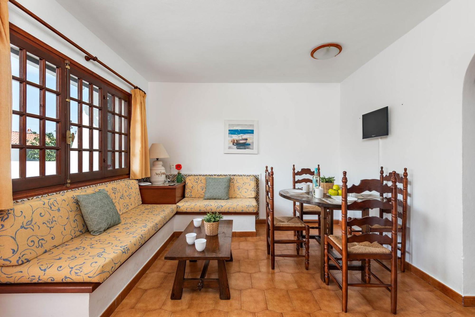 Apartamentos En Son Bou Exterior photo
