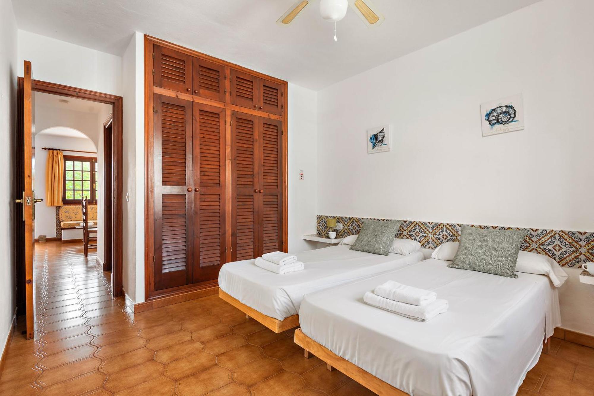 Apartamentos En Son Bou Exterior photo