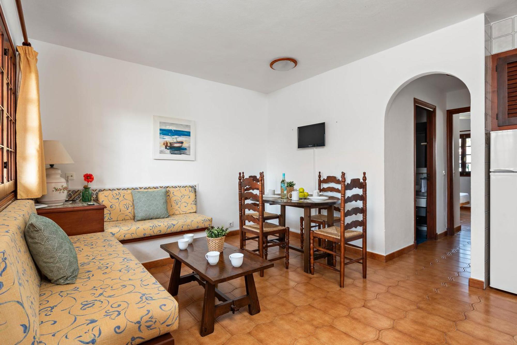 Apartamentos En Son Bou Exterior photo