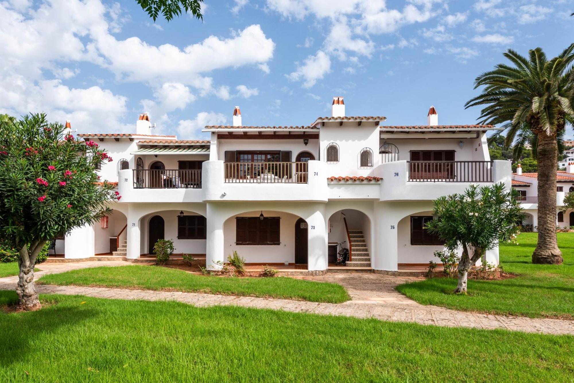 Apartamentos En Son Bou Exterior photo