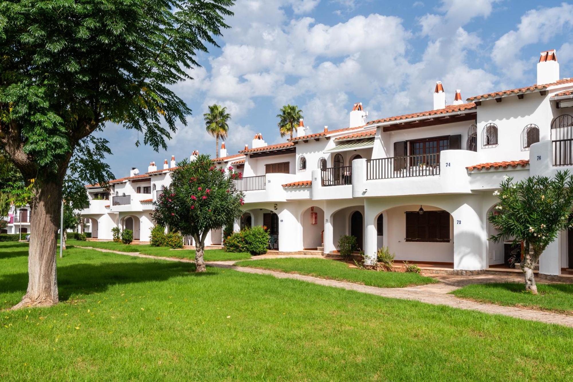 Apartamentos En Son Bou Exterior photo